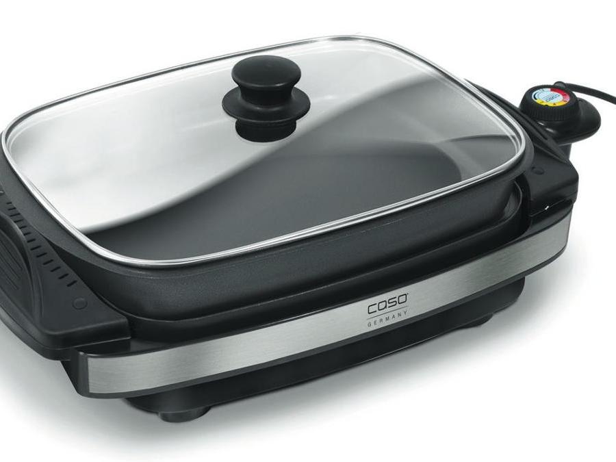 Caso, TG300, grill da tavola portatile, che grazie al coperchio non crea nè schizzi né fumo, e essendo in vetro consente di controllare facilmente la cottura. La griglia è reversibile con un lato a teglia. La zona di cottura misura 38x27 cm. Potenza 1.800 Watt